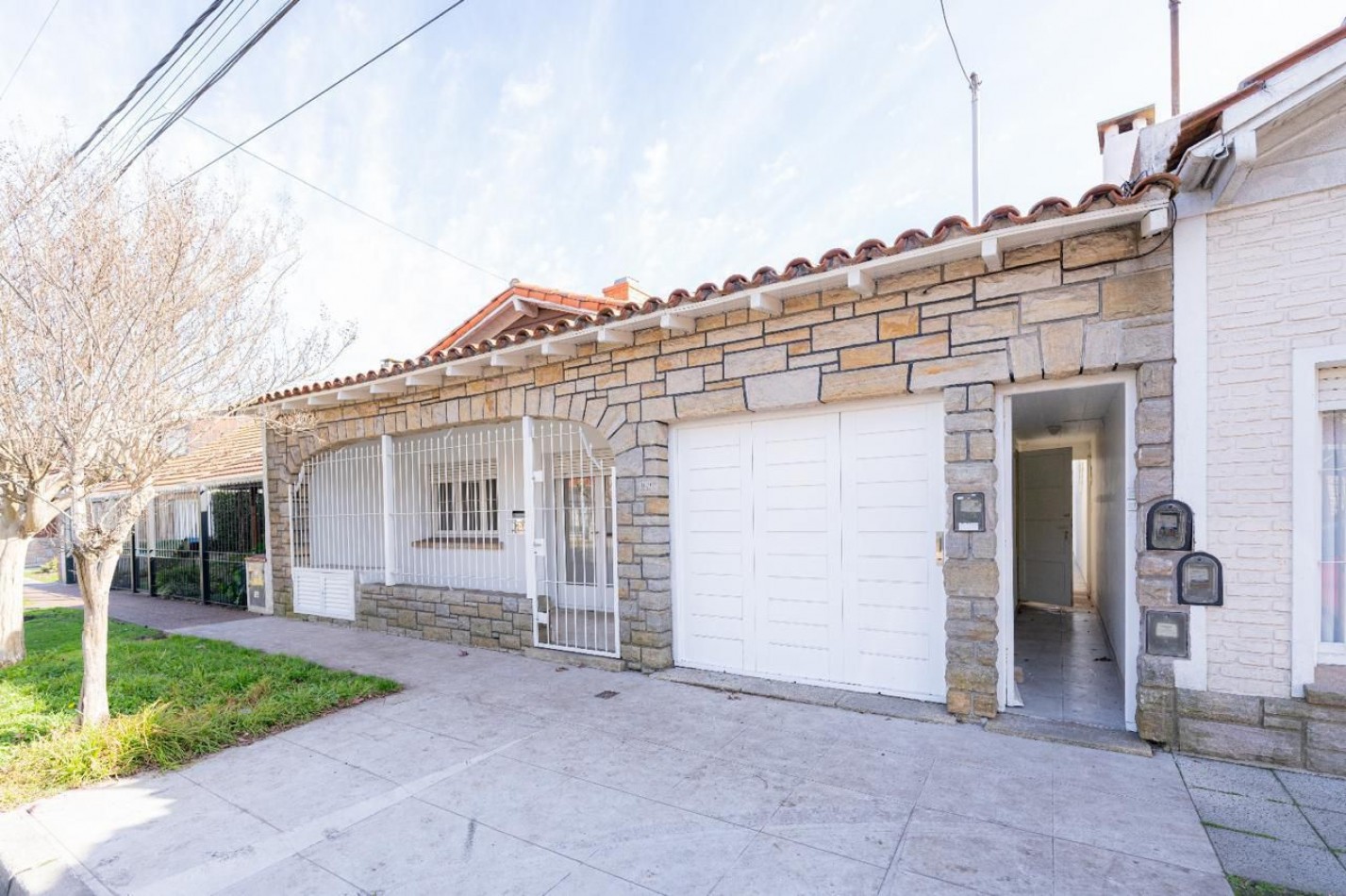 VENTA DE CASA 4 AMBIENTES CON DOS DPTOS DE DOS AMBIENTES CADA UNO.