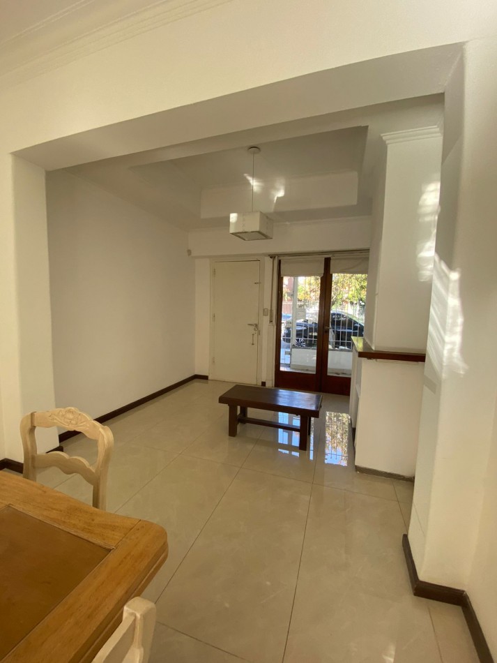VENTA DE CASA 4 AMBIENTES CON DOS DPTOS DE DOS AMBIENTES CADA UNO.