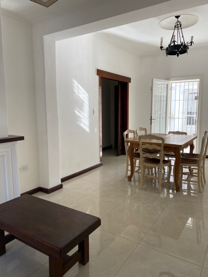VENTA DE CASA 4 AMBIENTES CON DOS DPTOS DE DOS AMBIENTES CADA UNO.