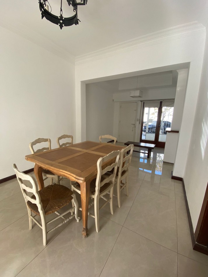 VENTA DE CASA 4 AMBIENTES CON DOS DPTOS DE DOS AMBIENTES CADA UNO.