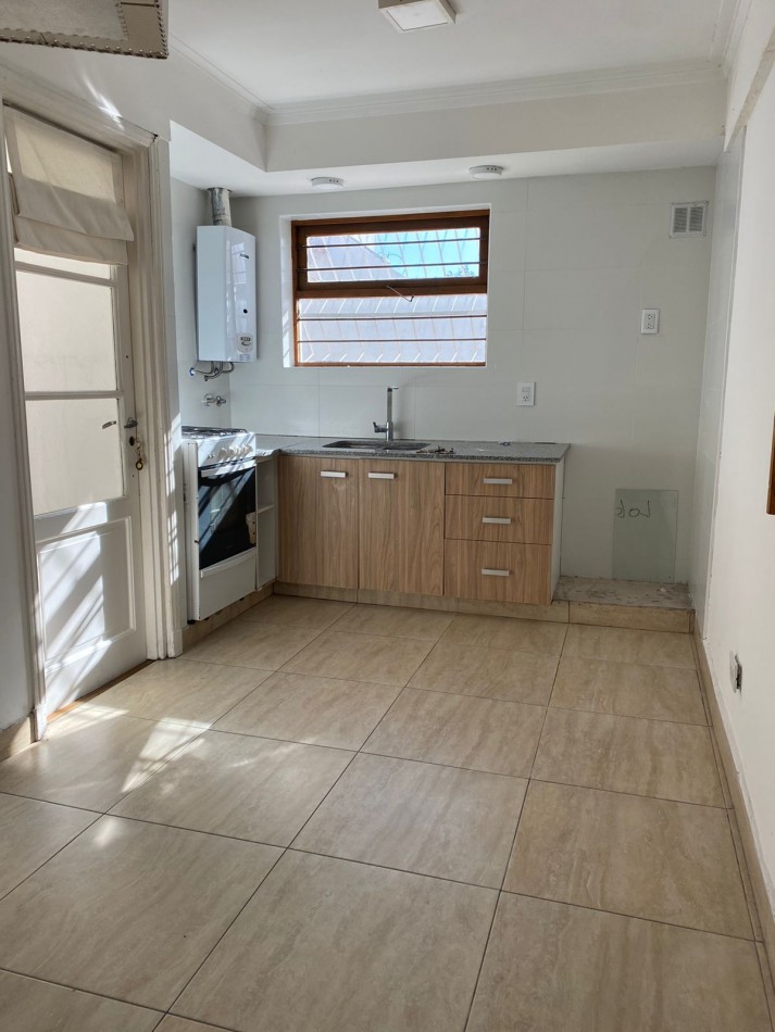 VENTA DE CASA 4 AMBIENTES CON DOS DPTOS DE DOS AMBIENTES CADA UNO.
