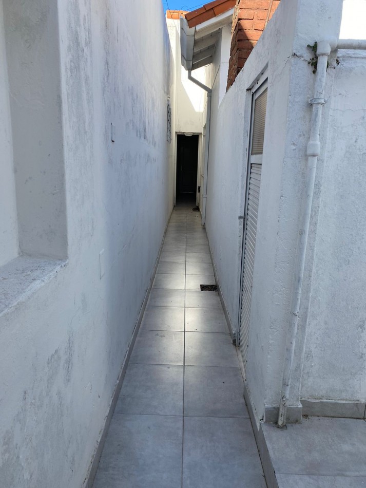 VENTA DE CASA 4 AMBIENTES CON DOS DPTOS DE DOS AMBIENTES CADA UNO.