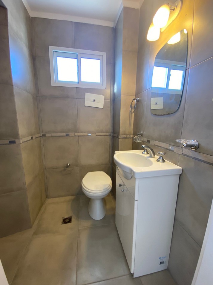 VENTA DE CASA 4 AMBIENTES CON DOS DPTOS DE DOS AMBIENTES CADA UNO.