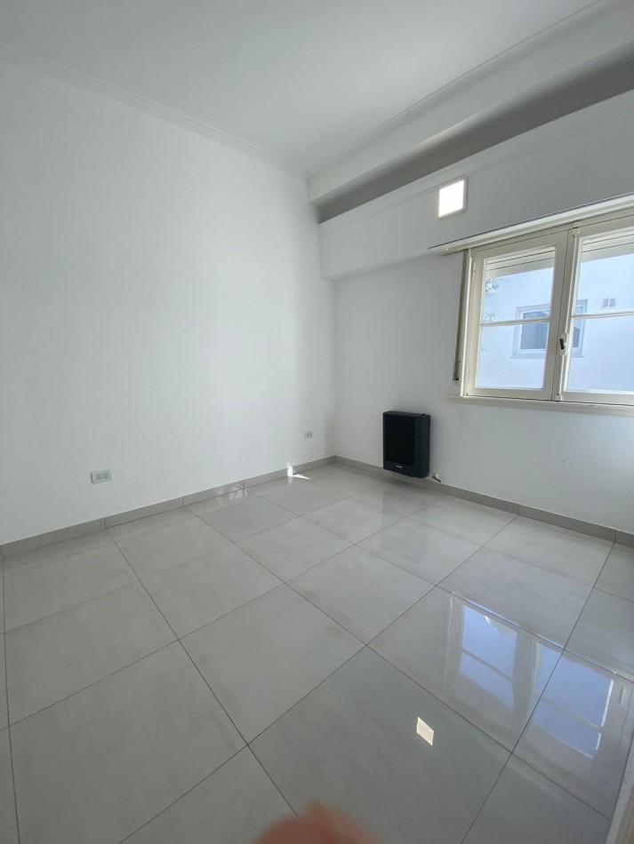 VENTA DE CASA 4 AMBIENTES CON DOS DPTOS DE DOS AMBIENTES CADA UNO.