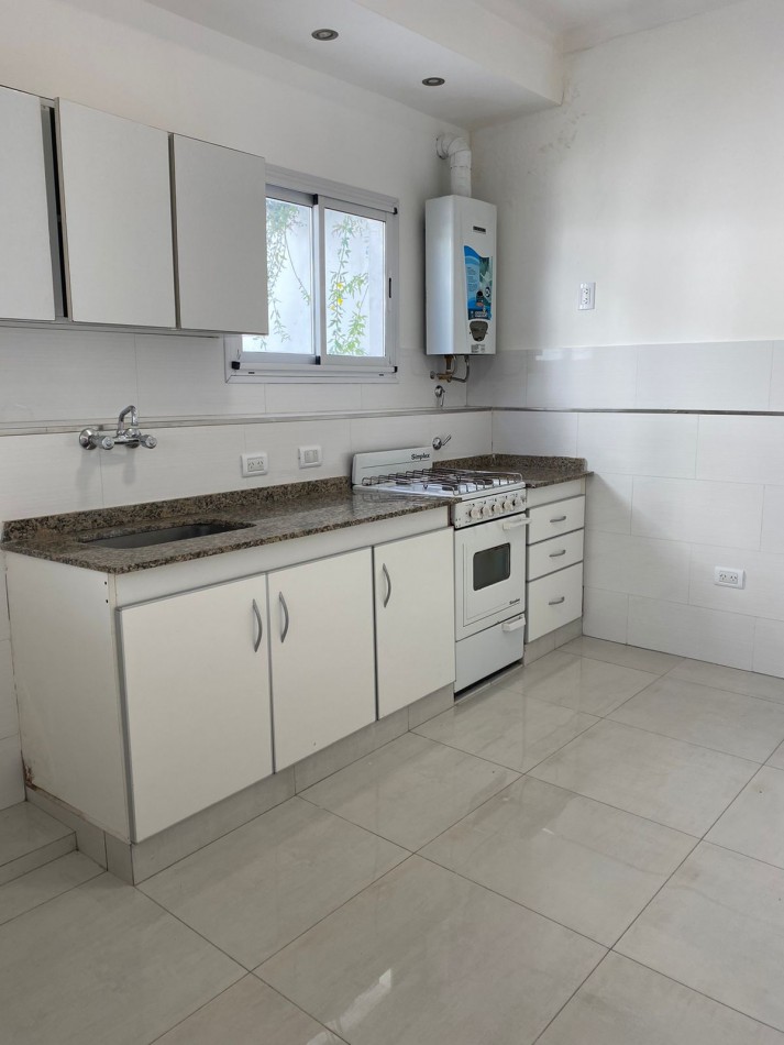 VENTA DE CASA 4 AMBIENTES CON DOS DPTOS DE DOS AMBIENTES CADA UNO.