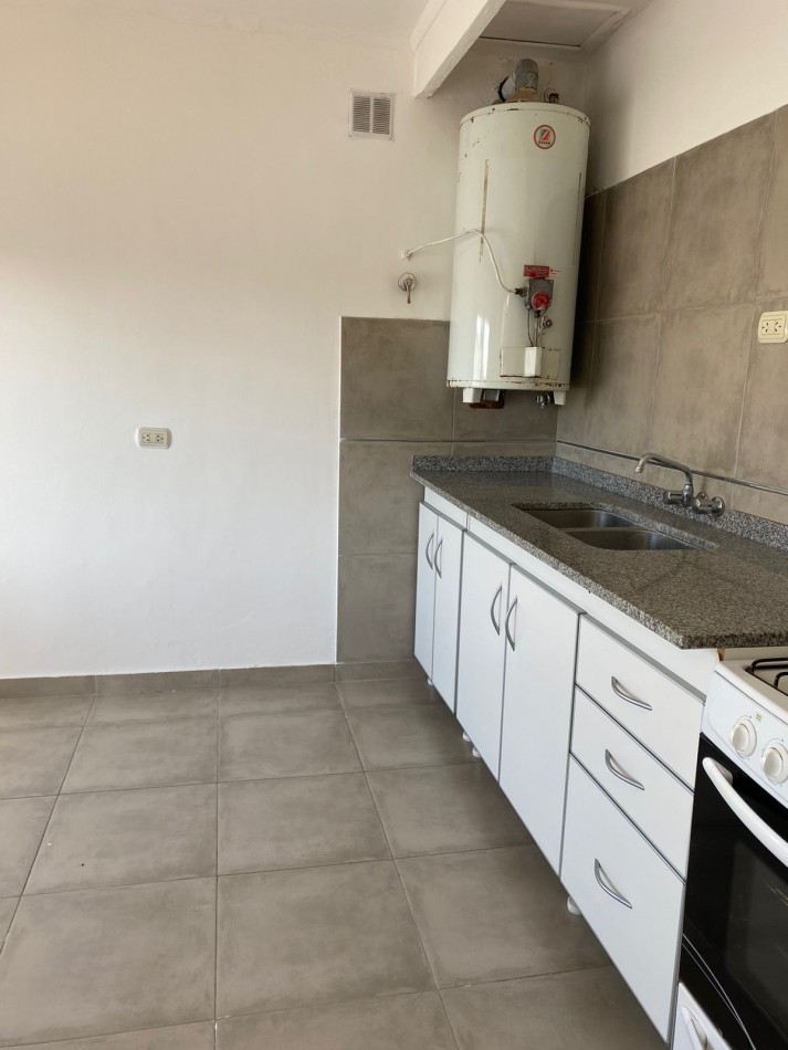 VENTA DE CASA 4 AMBIENTES CON DOS DPTOS DE DOS AMBIENTES CADA UNO.