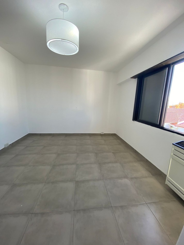 VENTA DE CASA 4 AMBIENTES CON DOS DPTOS DE DOS AMBIENTES CADA UNO.