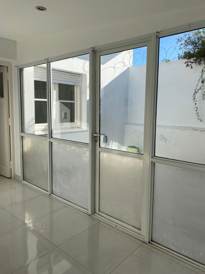VENTA DE CASA 4 AMBIENTES CON DOS DPTOS DE DOS AMBIENTES CADA UNO.