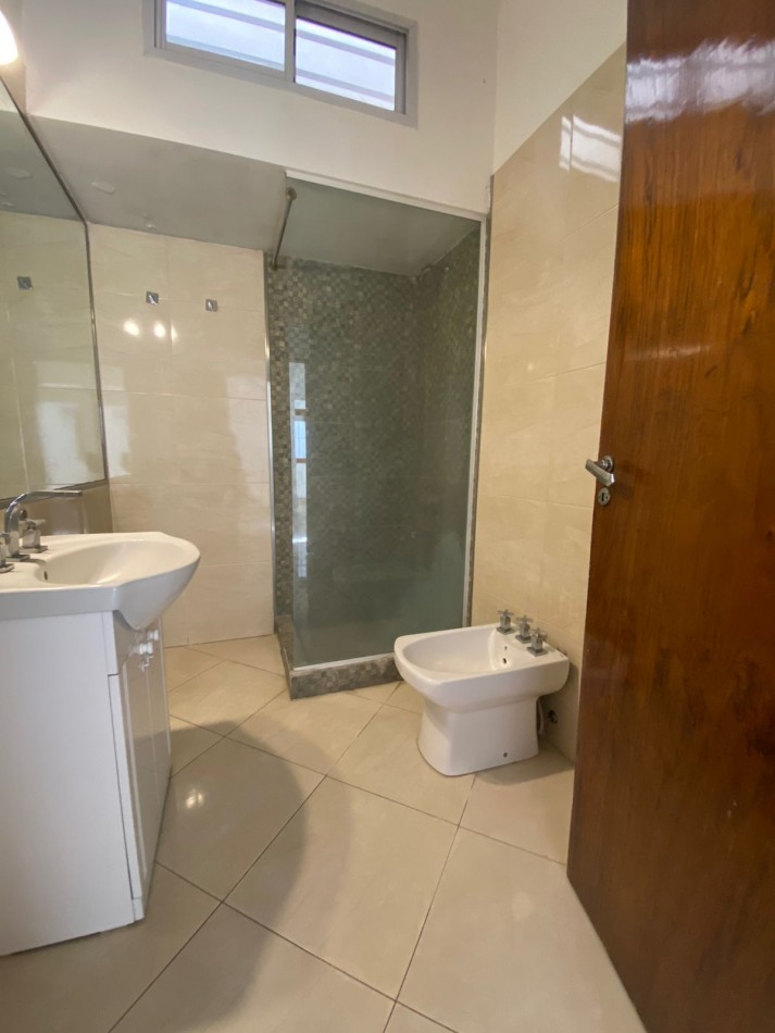 VENTA DE CASA 4 AMBIENTES CON DOS DPTOS DE DOS AMBIENTES CADA UNO.