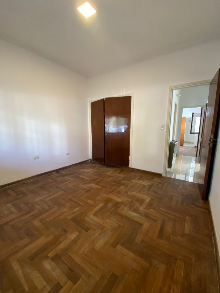 VENTA DE CASA 4 AMBIENTES CON DOS DPTOS DE DOS AMBIENTES CADA UNO.