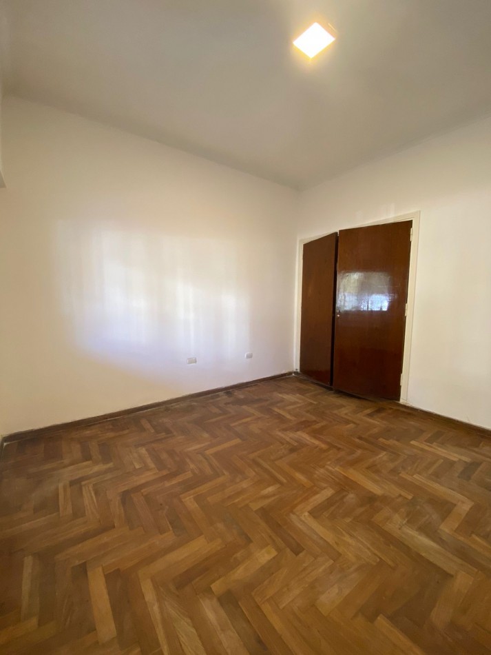 VENTA DE CASA 4 AMBIENTES CON DOS DPTOS DE DOS AMBIENTES CADA UNO.