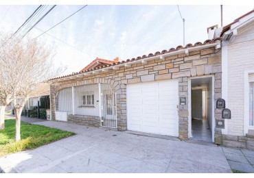 VENTA DE CASA 4 AMBIENTES CON DOS DPTOS DE DOS AMBIENTES CADA UNO.